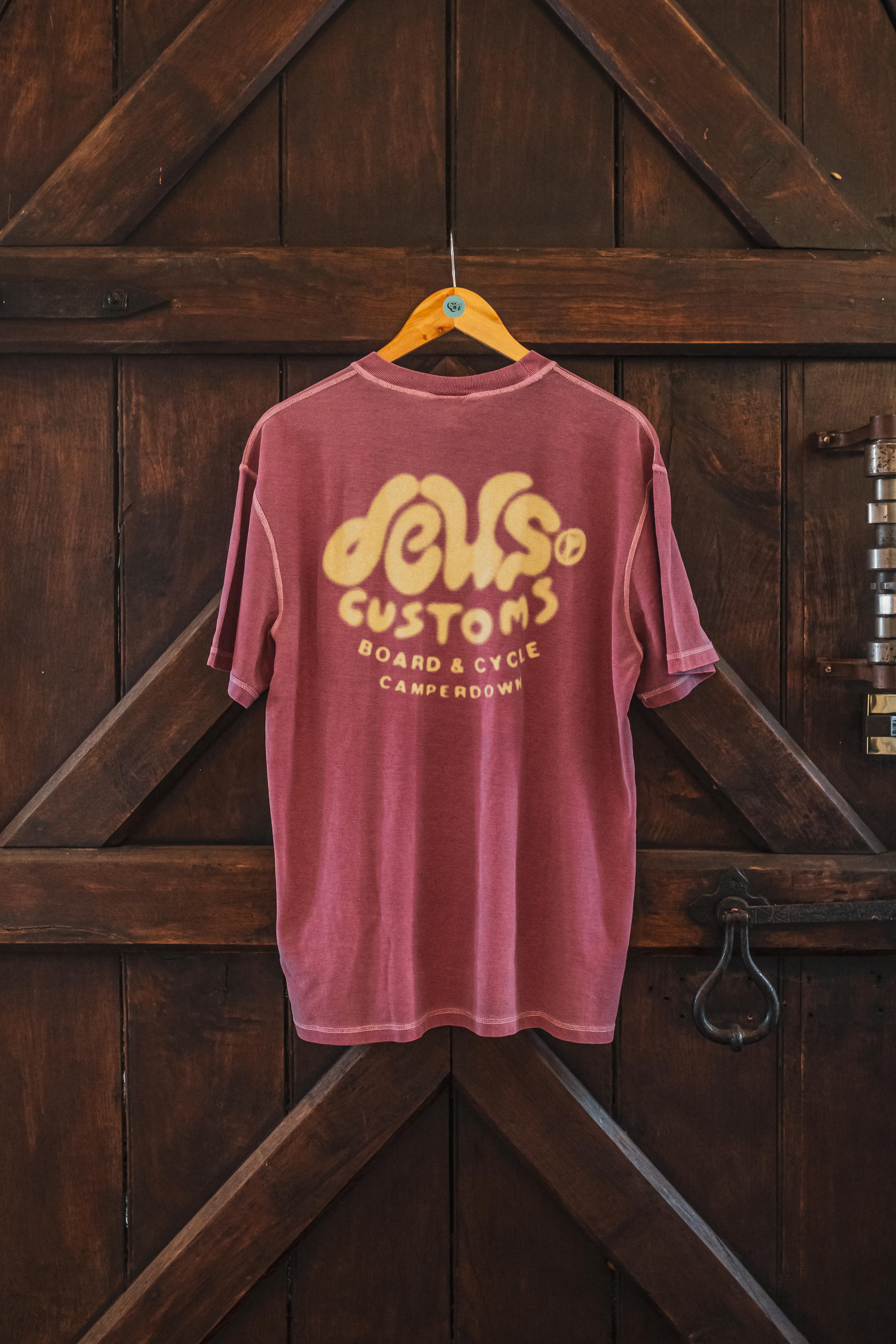 DEUS. Debris Reverse Tee. Rose