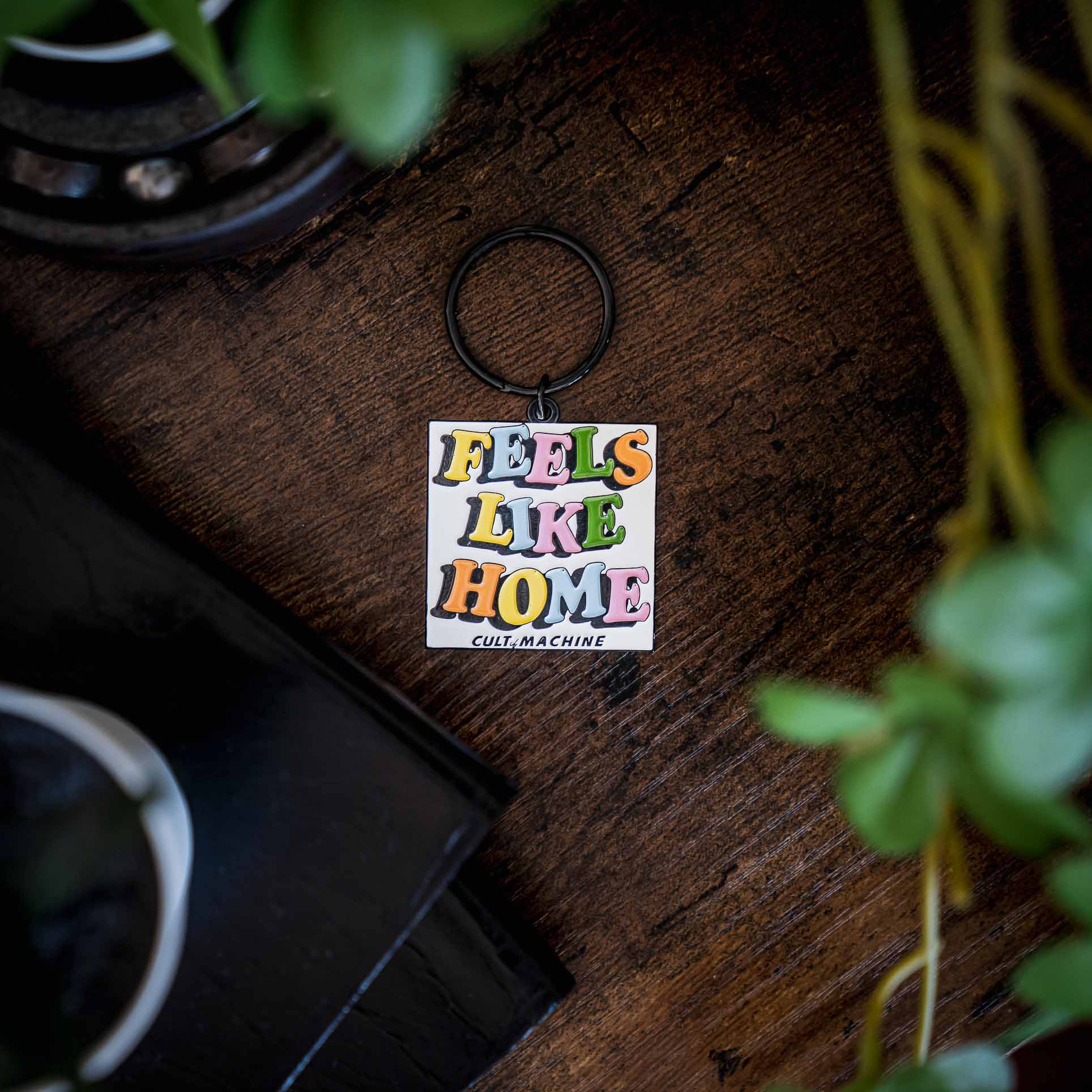 C&M.Feels like home. Keyring. White