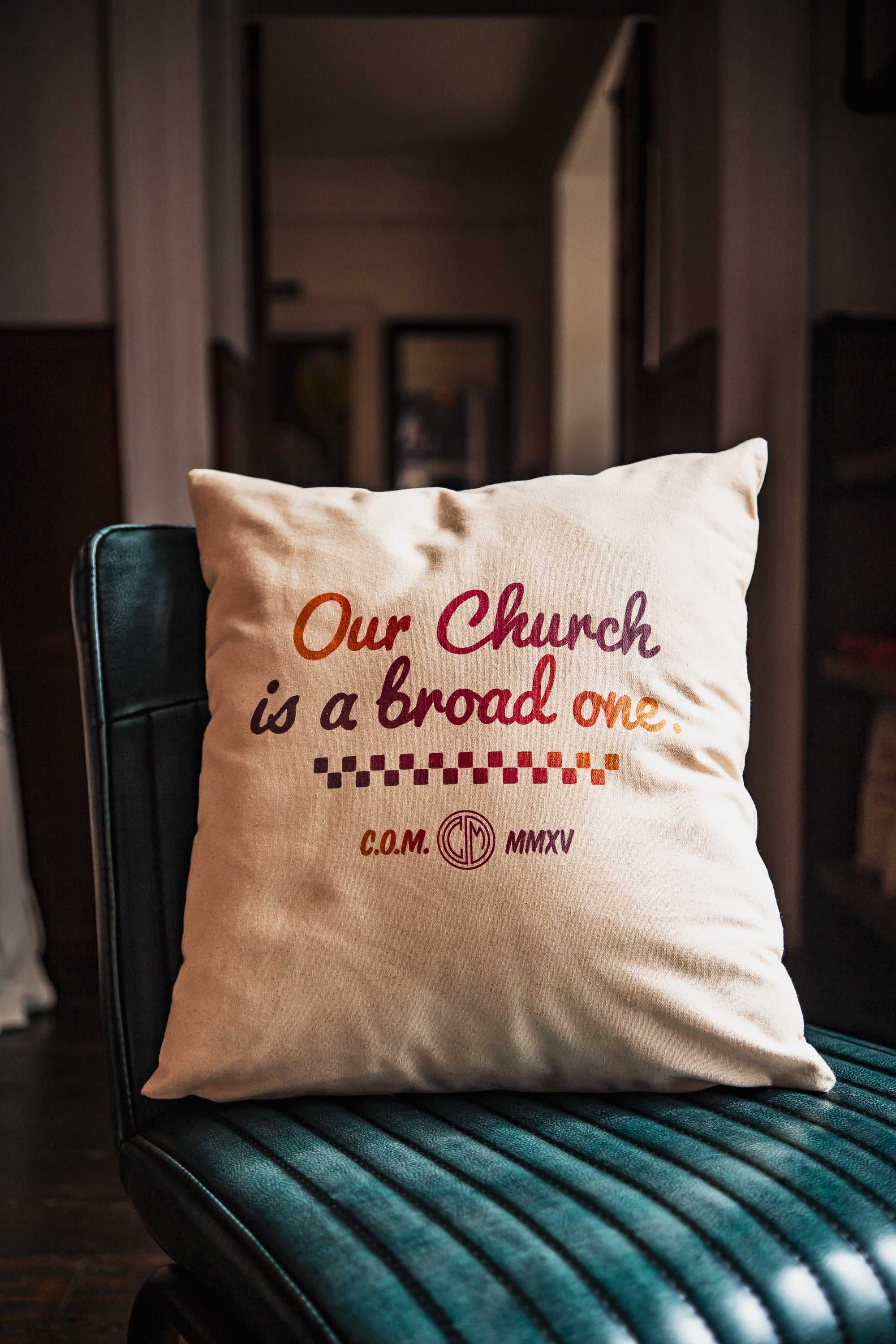 COM. Cushion. Cream